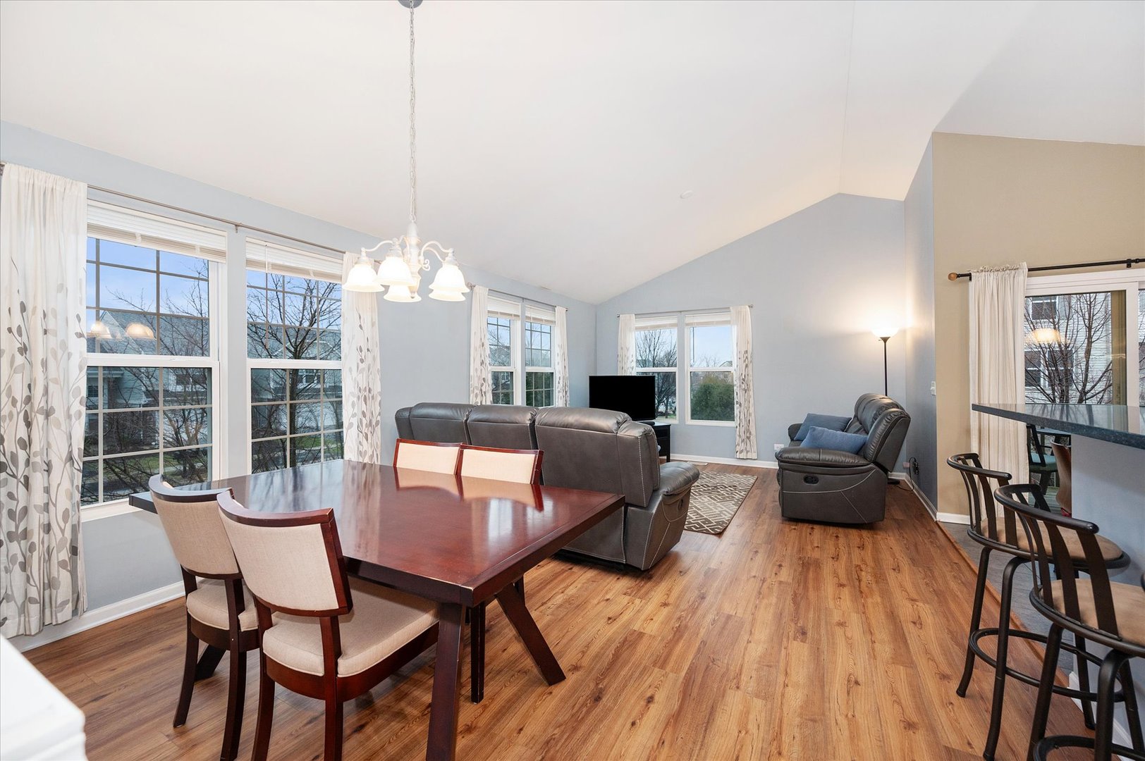 240 Devoe Drive, Oswego, IL 60543