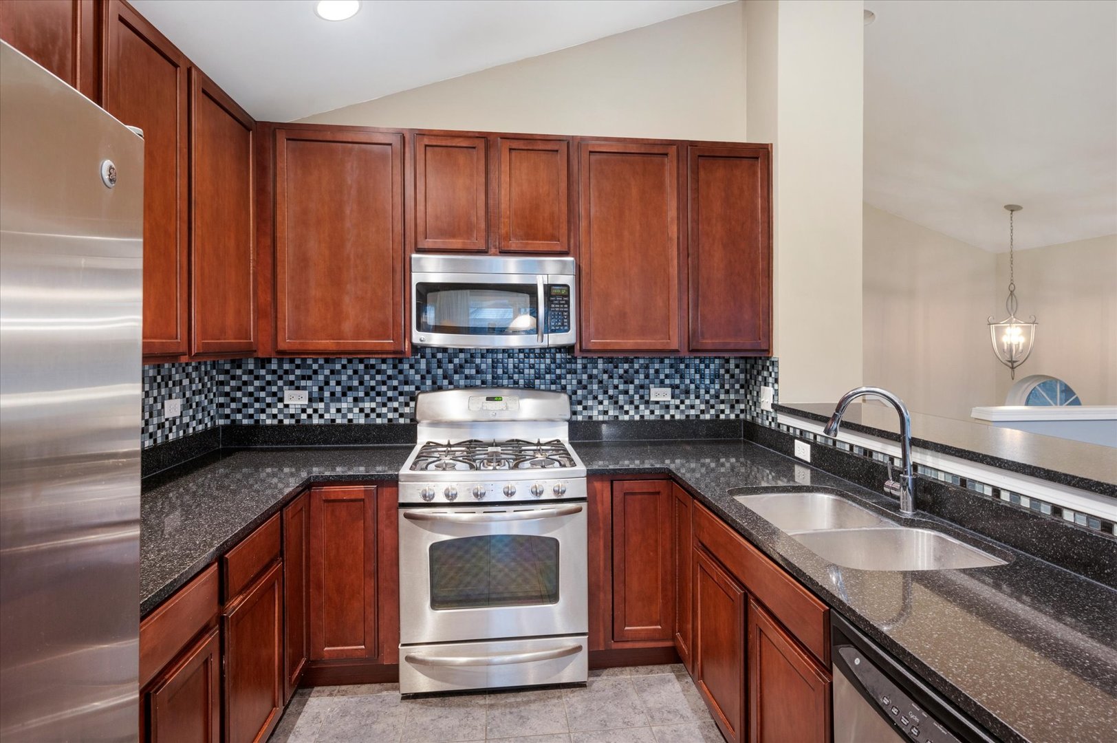 240 Devoe Drive, Oswego, IL 60543