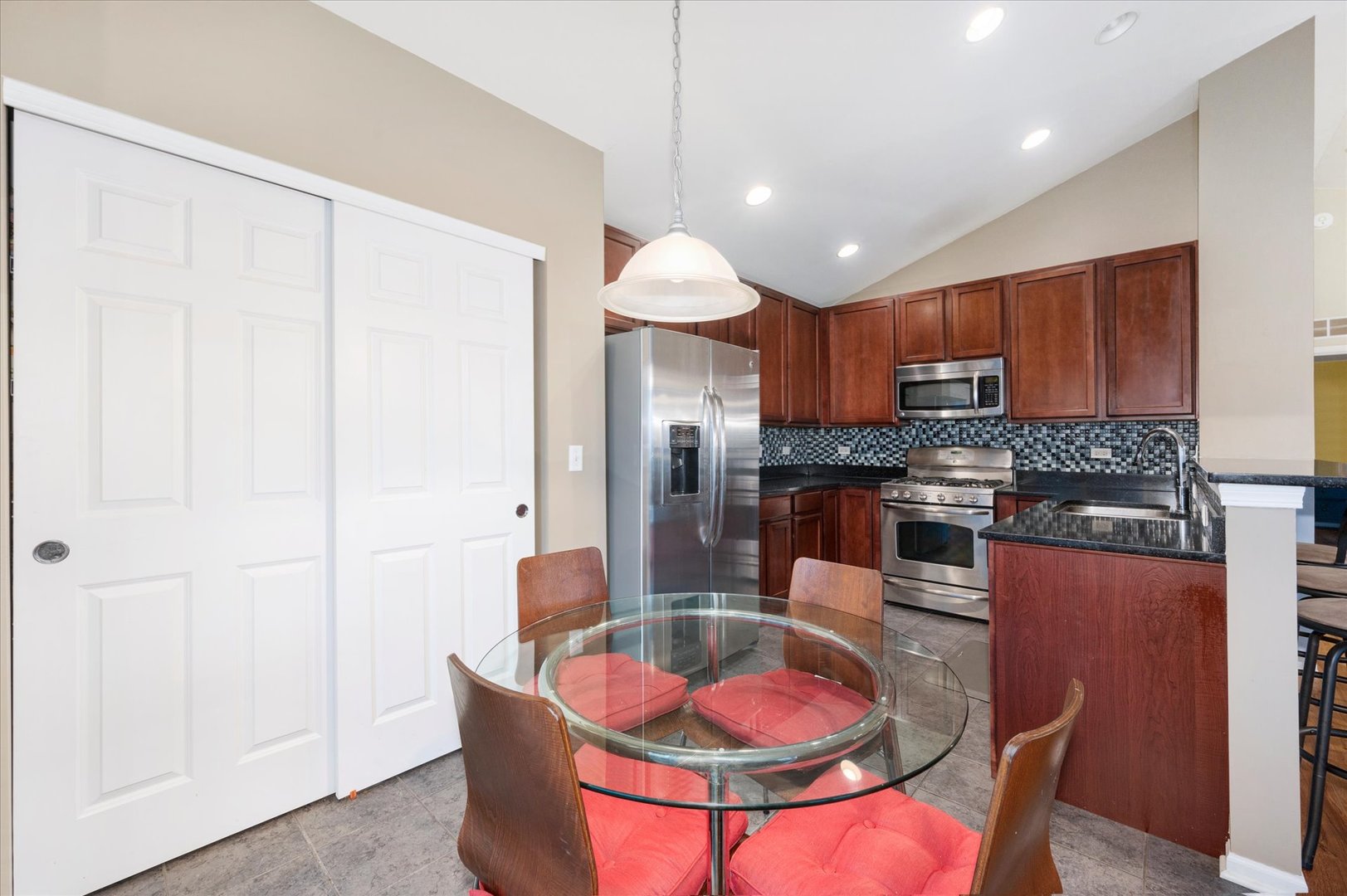 240 Devoe Drive, Oswego, IL 60543