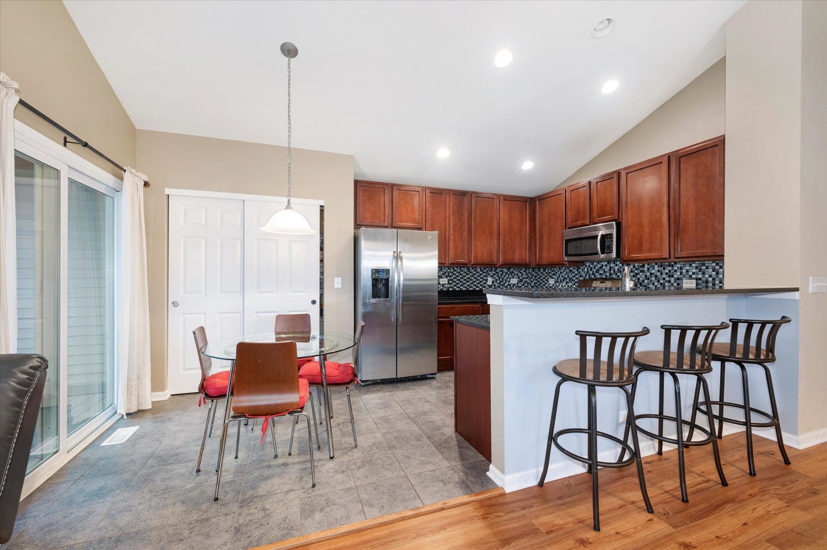 240 Devoe Drive, Oswego, IL 60543