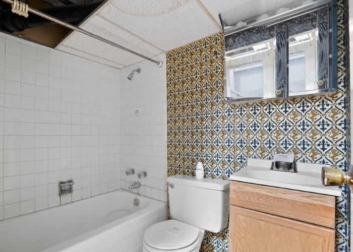 951 E HYDE PARK Boulevard, Chicago, IL 60615