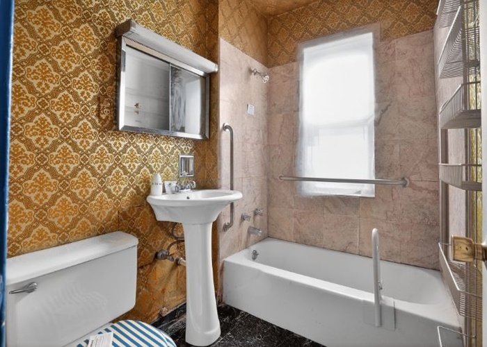 951 E HYDE PARK Boulevard, Chicago, IL 60615