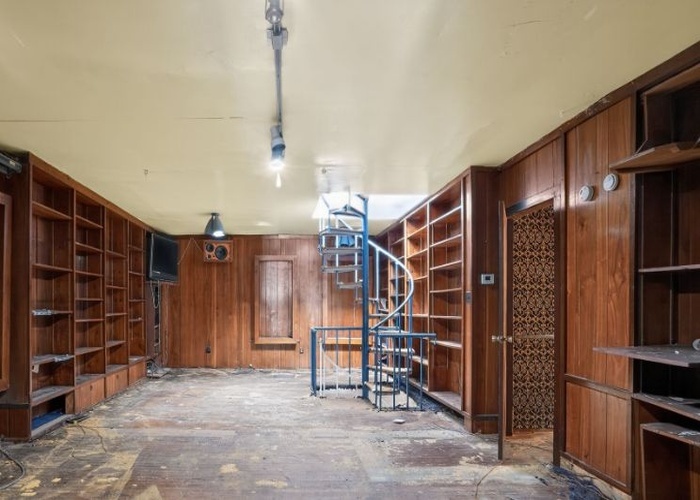 951 E HYDE PARK Boulevard, Chicago, IL 60615