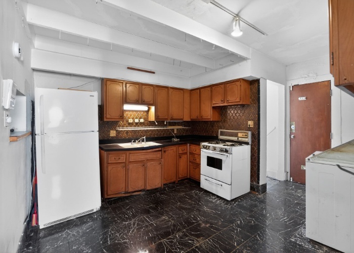 951 E HYDE PARK Boulevard, Chicago, IL 60615