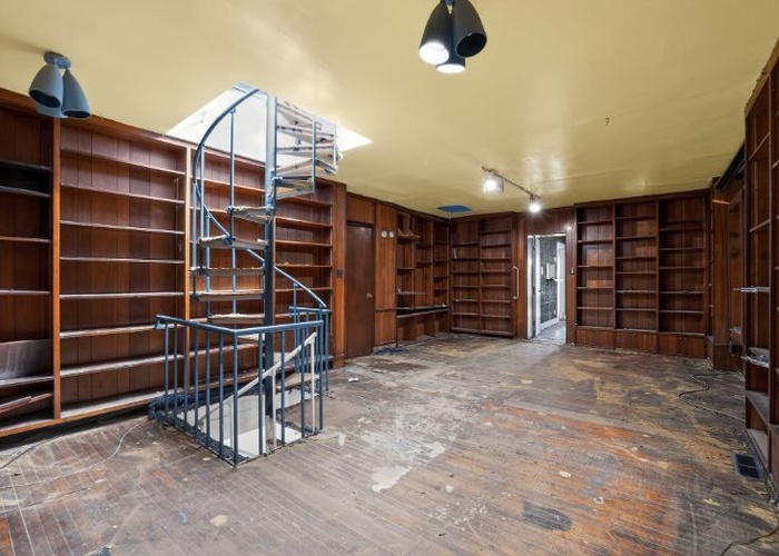 951 E HYDE PARK Boulevard, Chicago, IL 60615