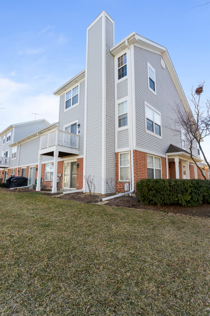 279 Regal Court, Roselle, IL 60172