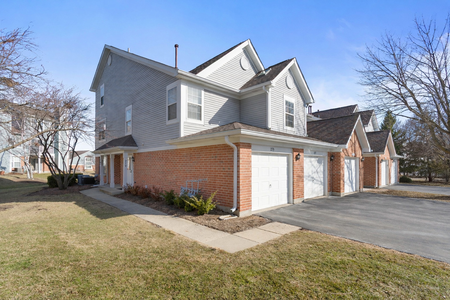279 Regal Court, Roselle, IL 60172