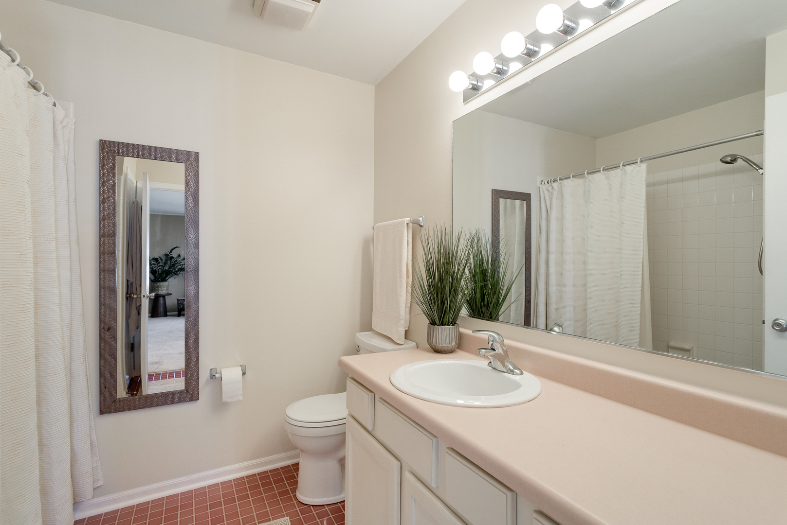 279 Regal Court, Roselle, IL 60172