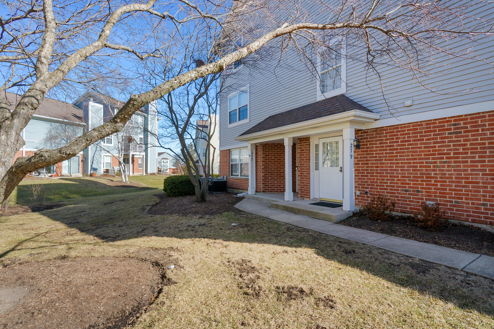 279 Regal Court, Roselle, IL 60172