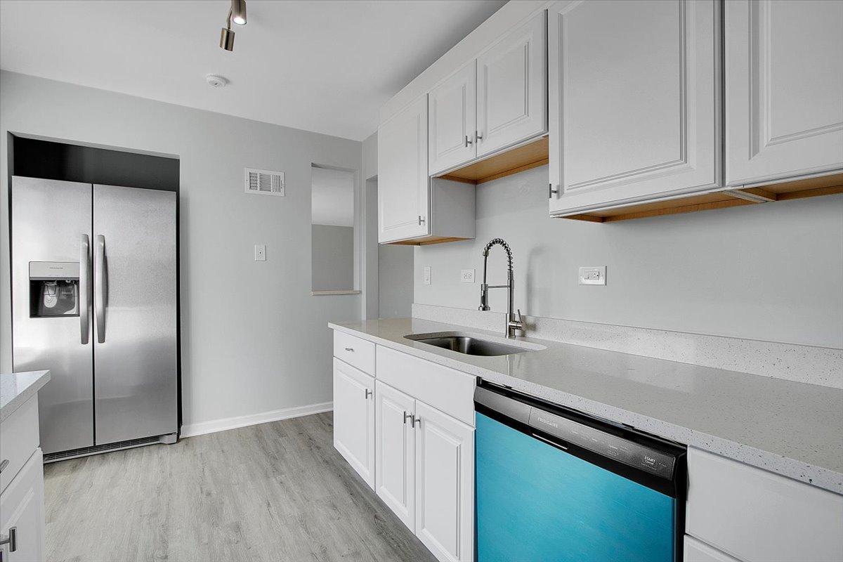 245 S Park Lane #321, Palatine, IL 60074