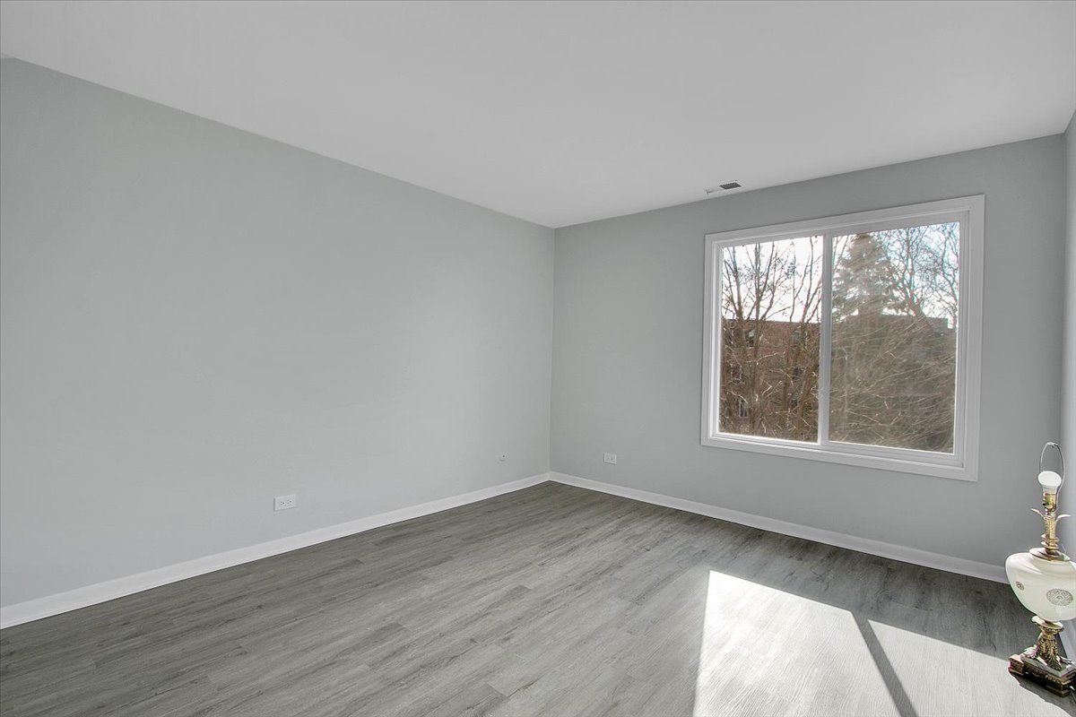 245 S Park Lane #321, Palatine, IL 60074