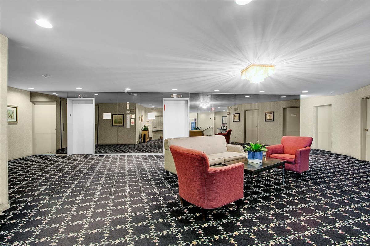 245 S Park Lane #321, Palatine, IL 60074