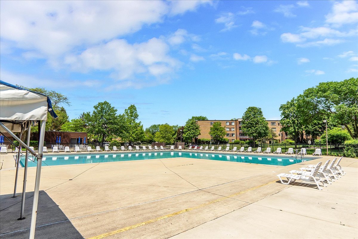 245 S Park Lane #321, Palatine, IL 60074