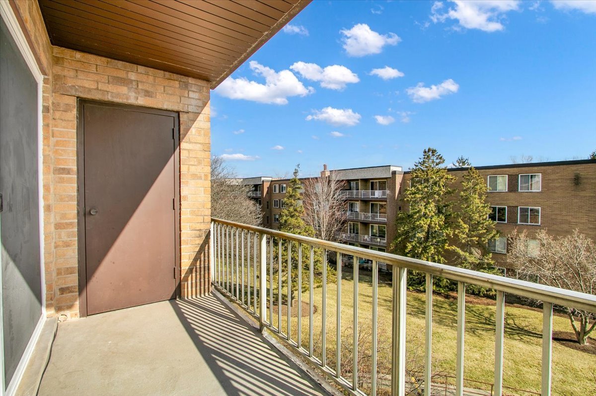 245 S Park Lane #321, Palatine, IL 60074