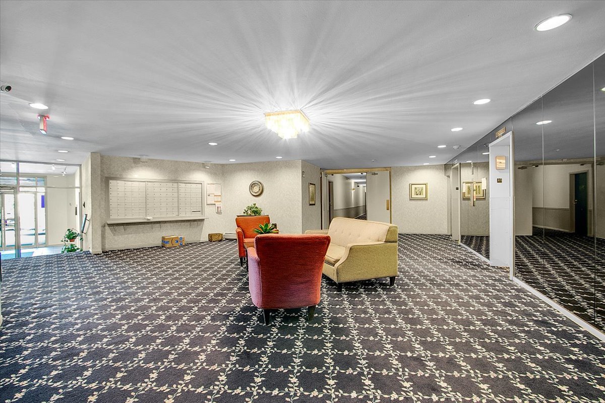 245 S Park Lane #321, Palatine, IL 60074