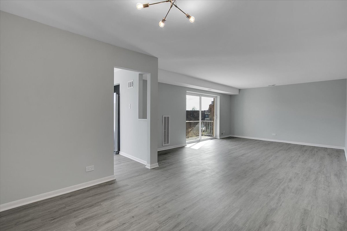 245 S Park Lane #321, Palatine, IL 60074