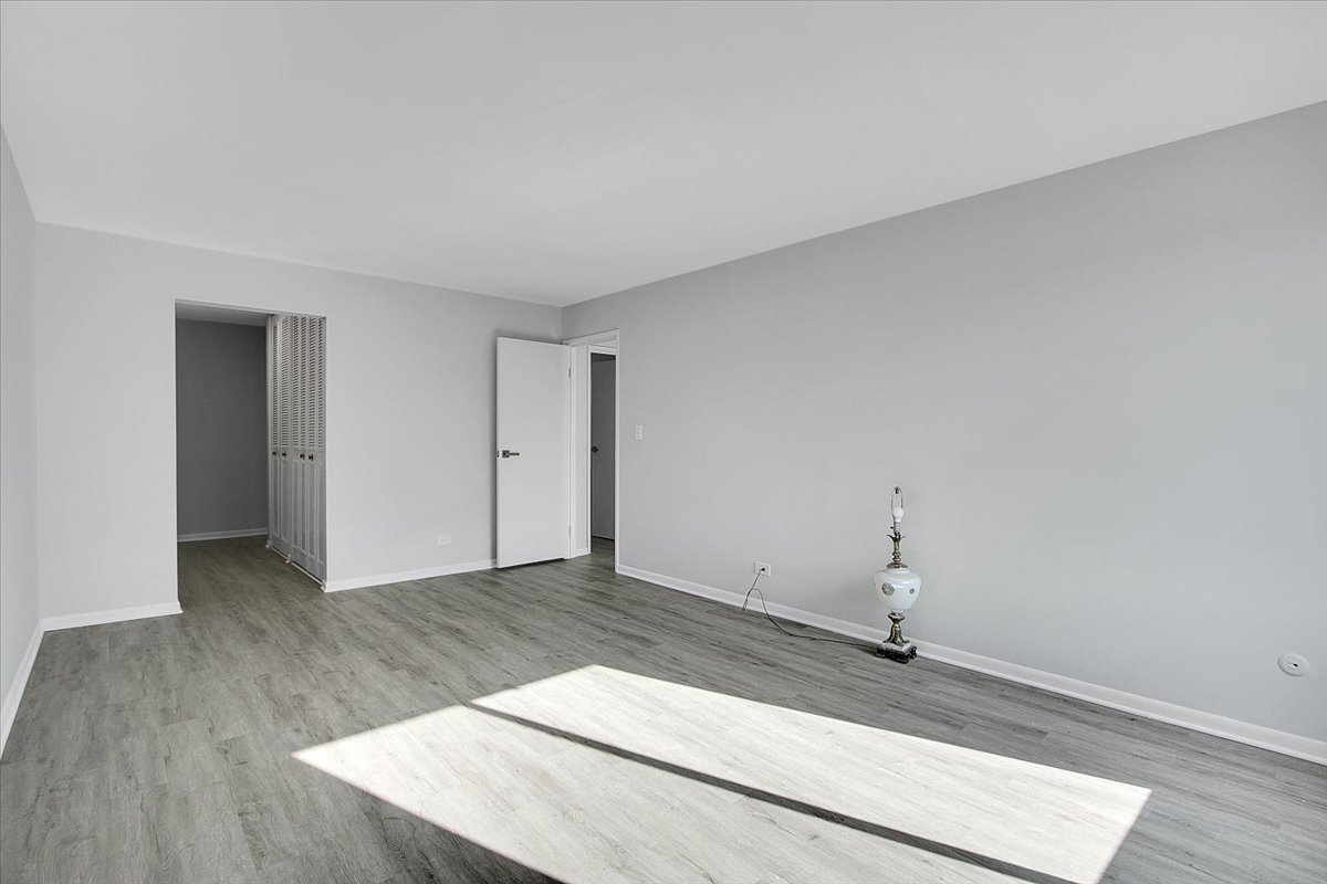 245 S Park Lane #321, Palatine, IL 60074