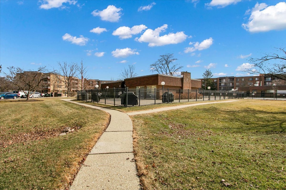 245 S Park Lane #321, Palatine, IL 60074