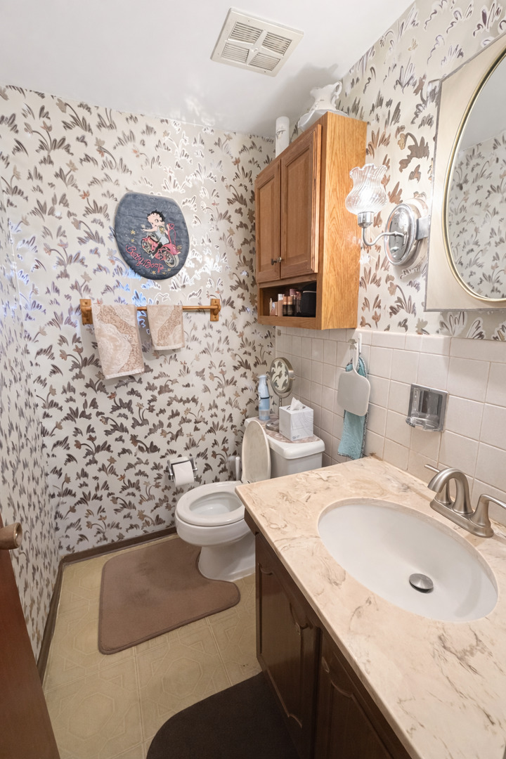 1320B Lore Lane #110, Lombard, IL 60148