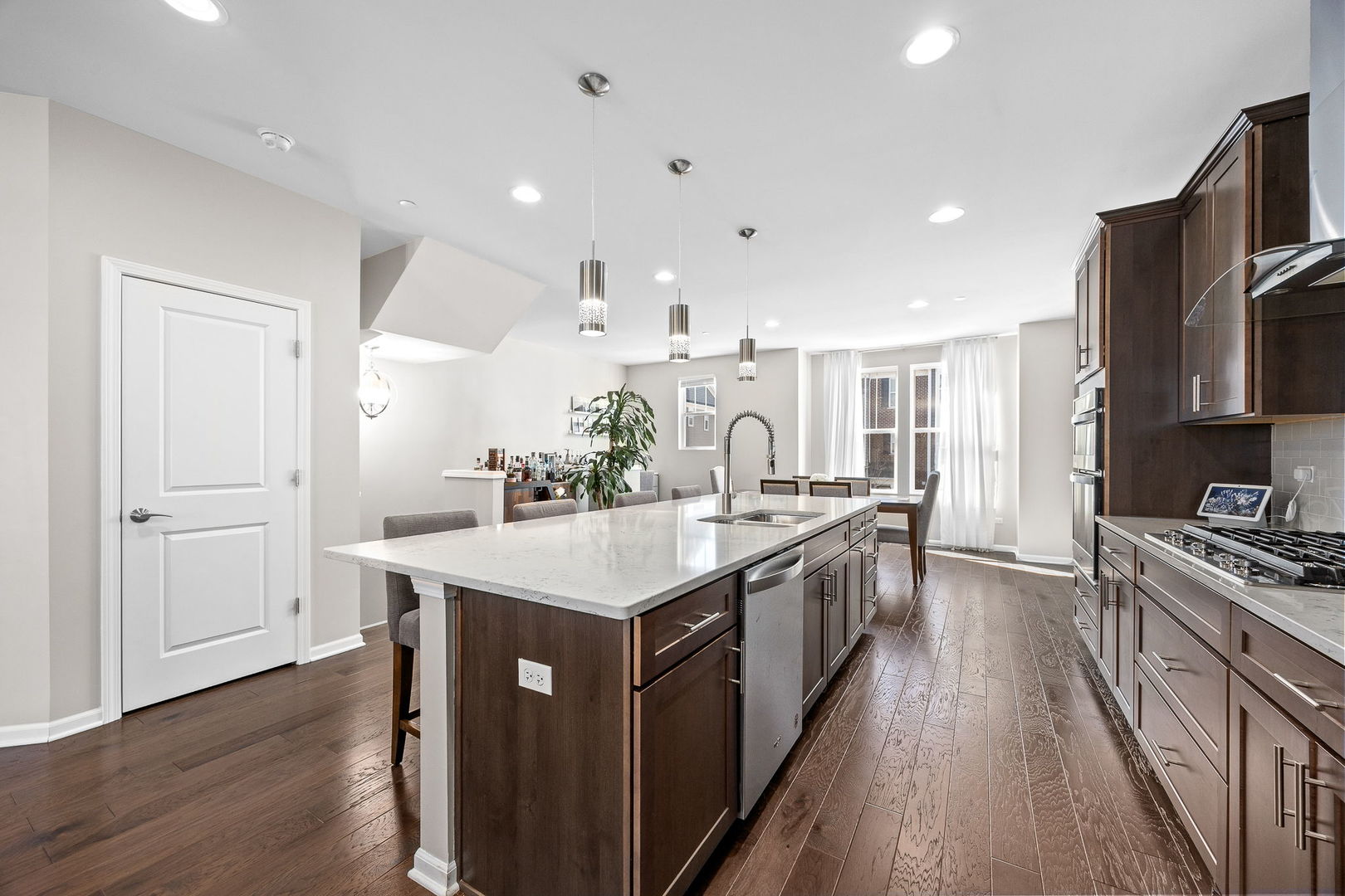 906 Coletta Circle, Naperville, IL 60563