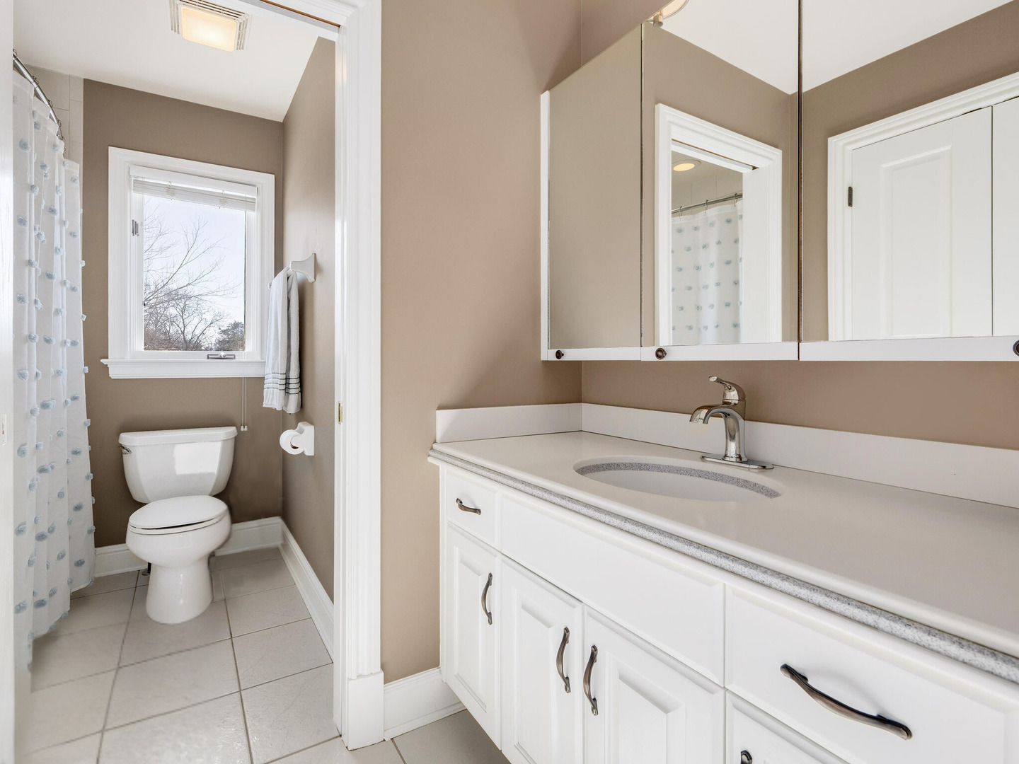 271 Woodstock Avenue, Clarendon Hills, IL 60514