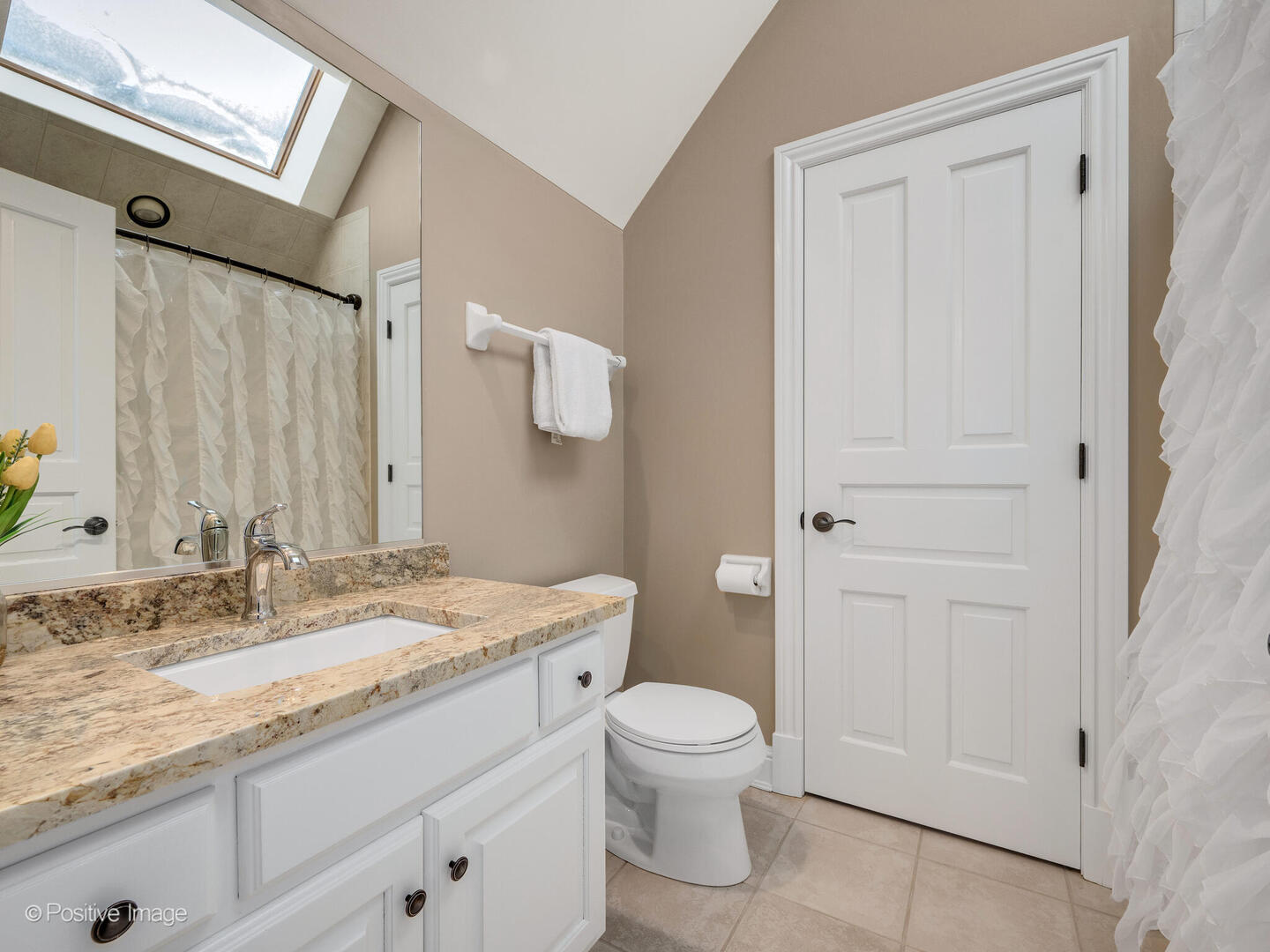 271 Woodstock Avenue, Clarendon Hills, IL 60514