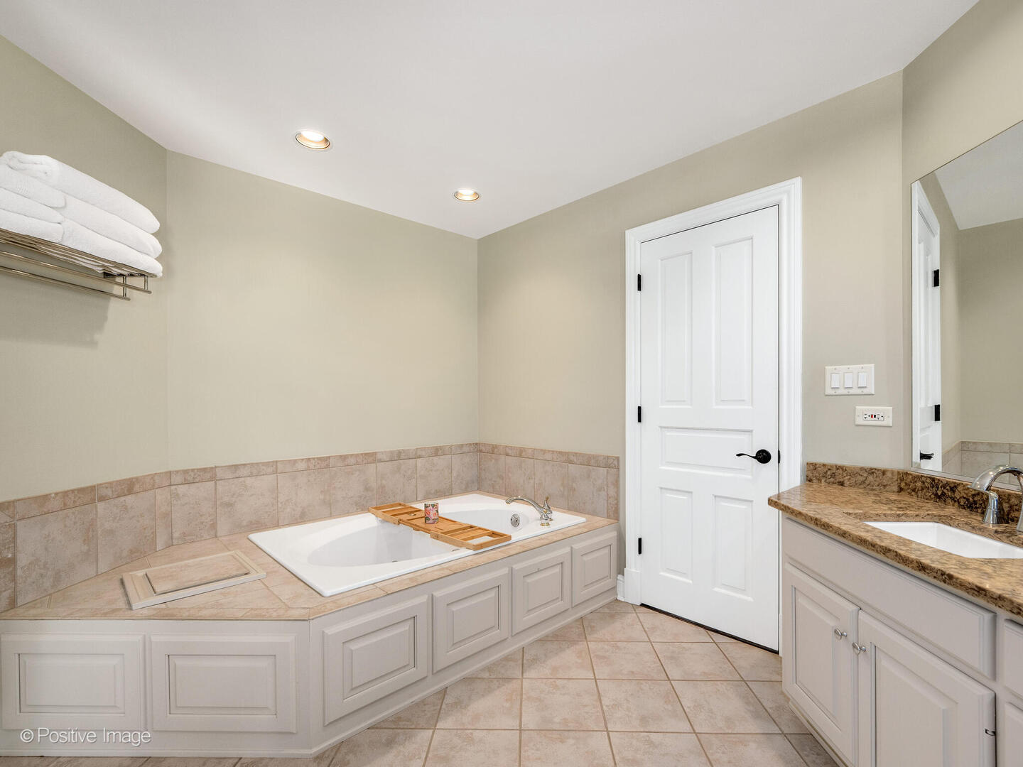 271 Woodstock Avenue, Clarendon Hills, IL 60514