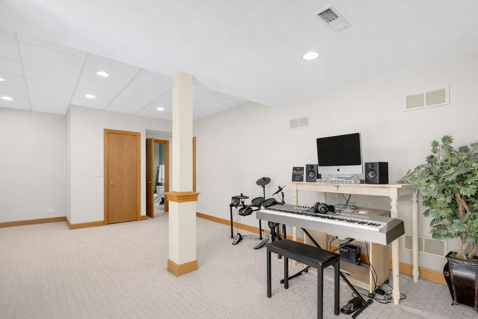 271 Woodstock Avenue, Clarendon Hills, IL 60514