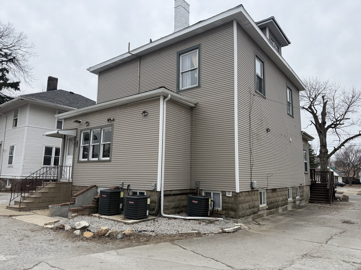 1410 S Main Street, Bloomington, IL 61701