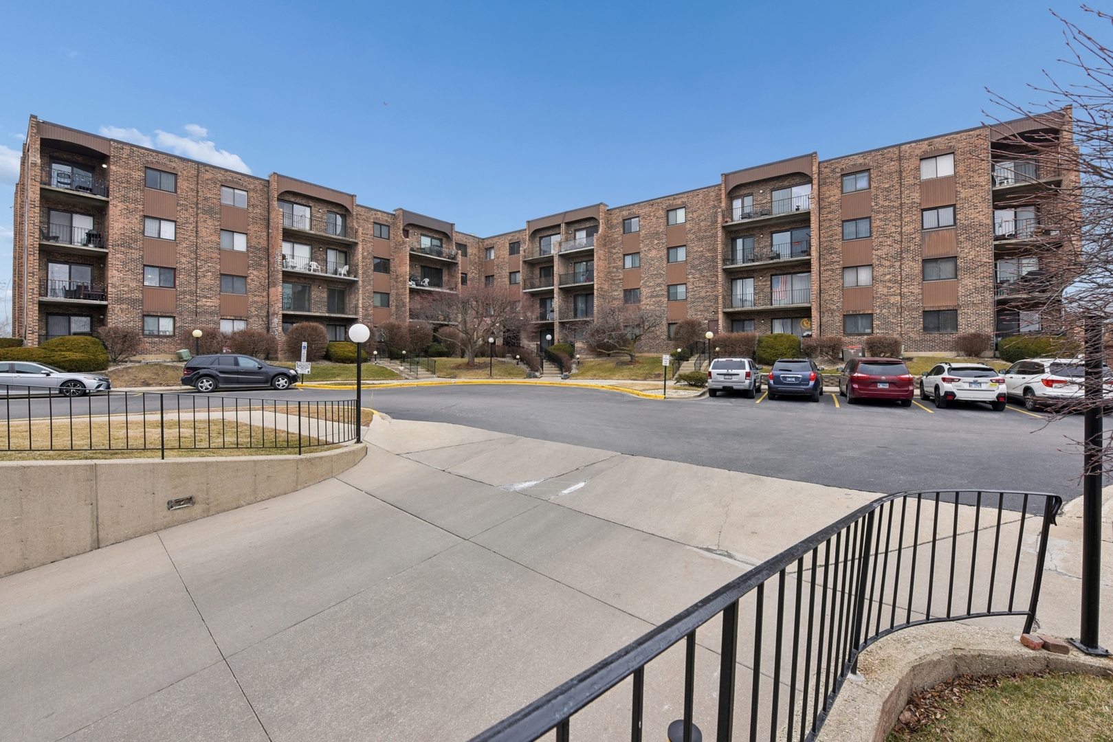 601 W Huntington Commons Road #202, Mount Prospect, IL 60056