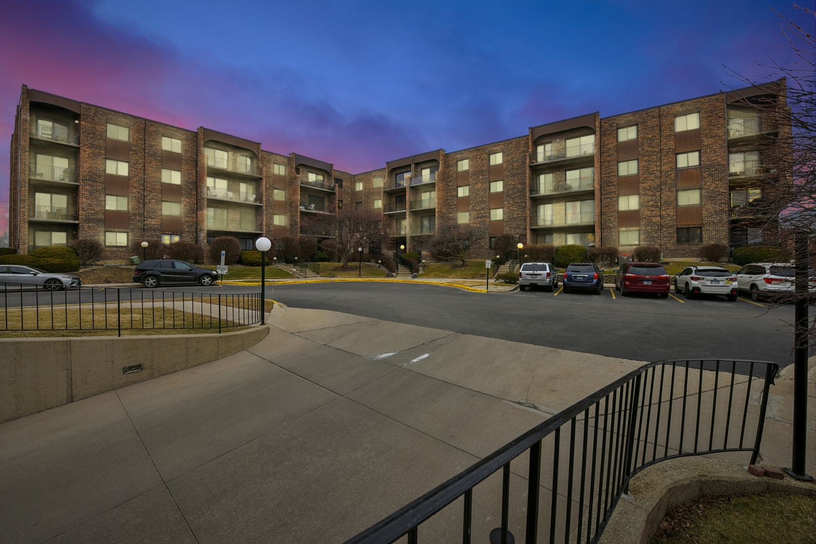 601 W Huntington Commons Road #202, Mount Prospect, IL 60056