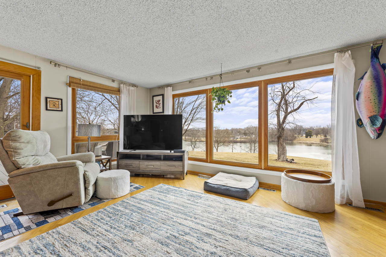 27052 W Lakeview Drive, Lake Barrington, IL 60084