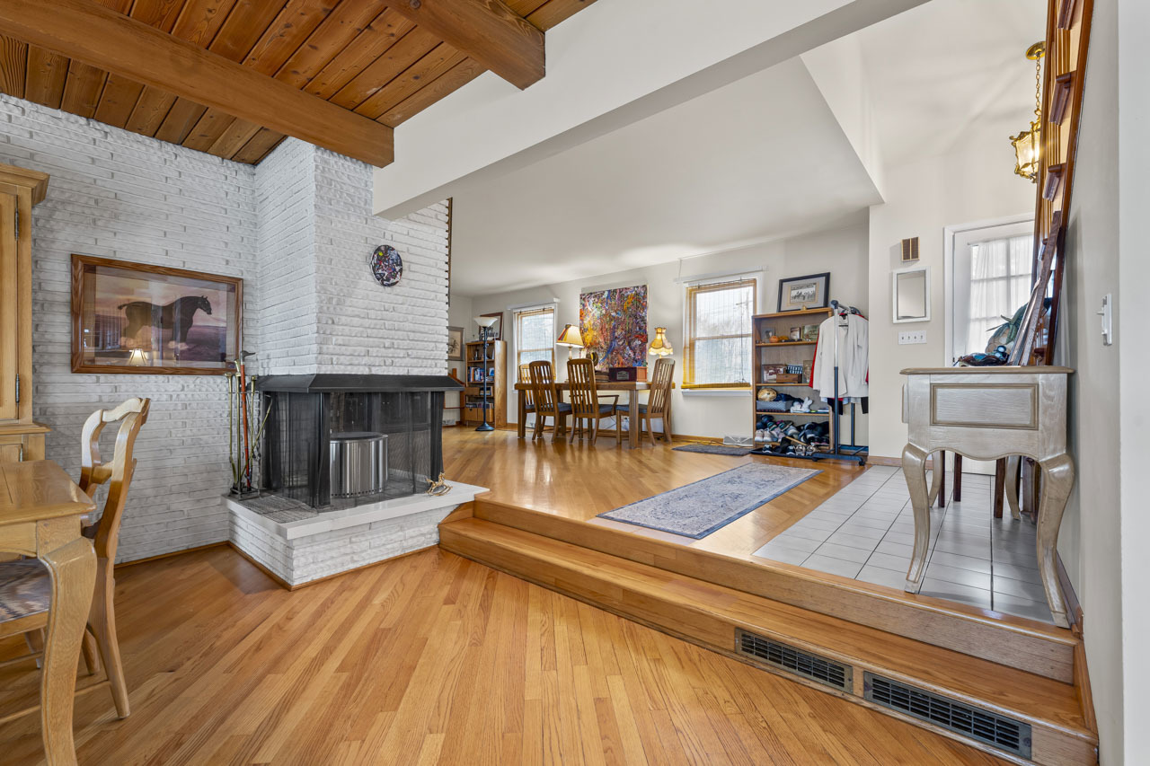 27052 W Lakeview Drive, Lake Barrington, IL 60084