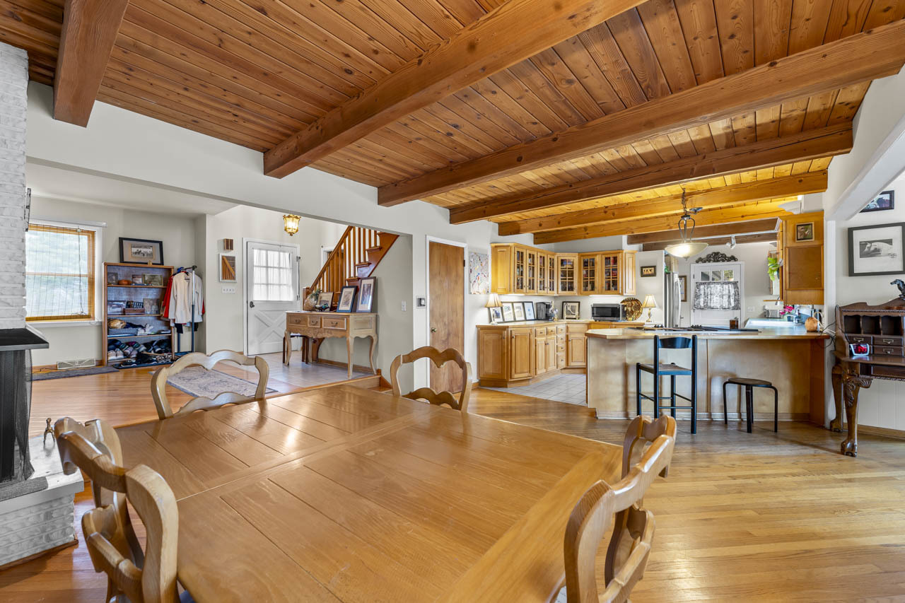 27052 W Lakeview Drive, Lake Barrington, IL 60084