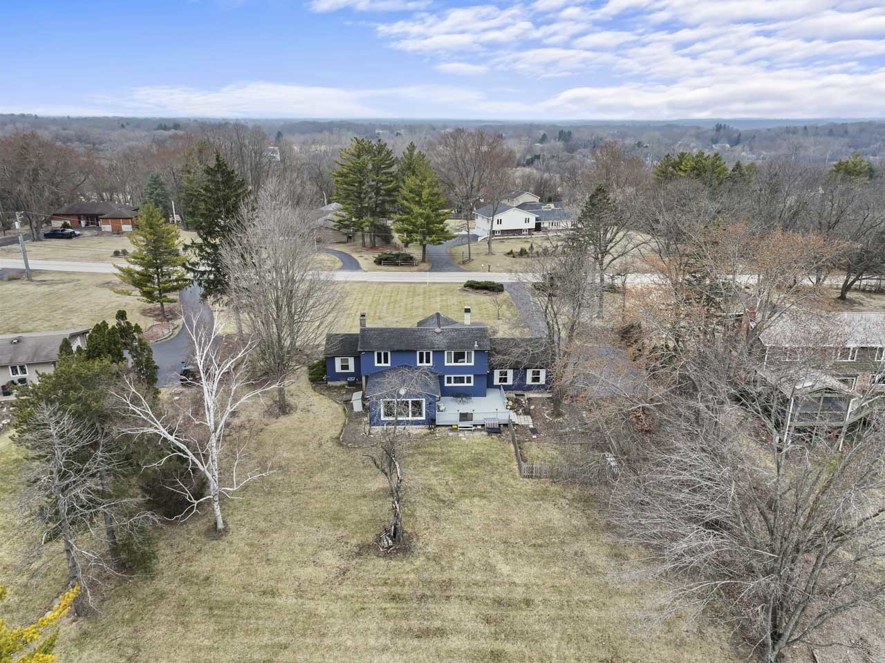 27052 W Lakeview Drive, Lake Barrington, IL 60084