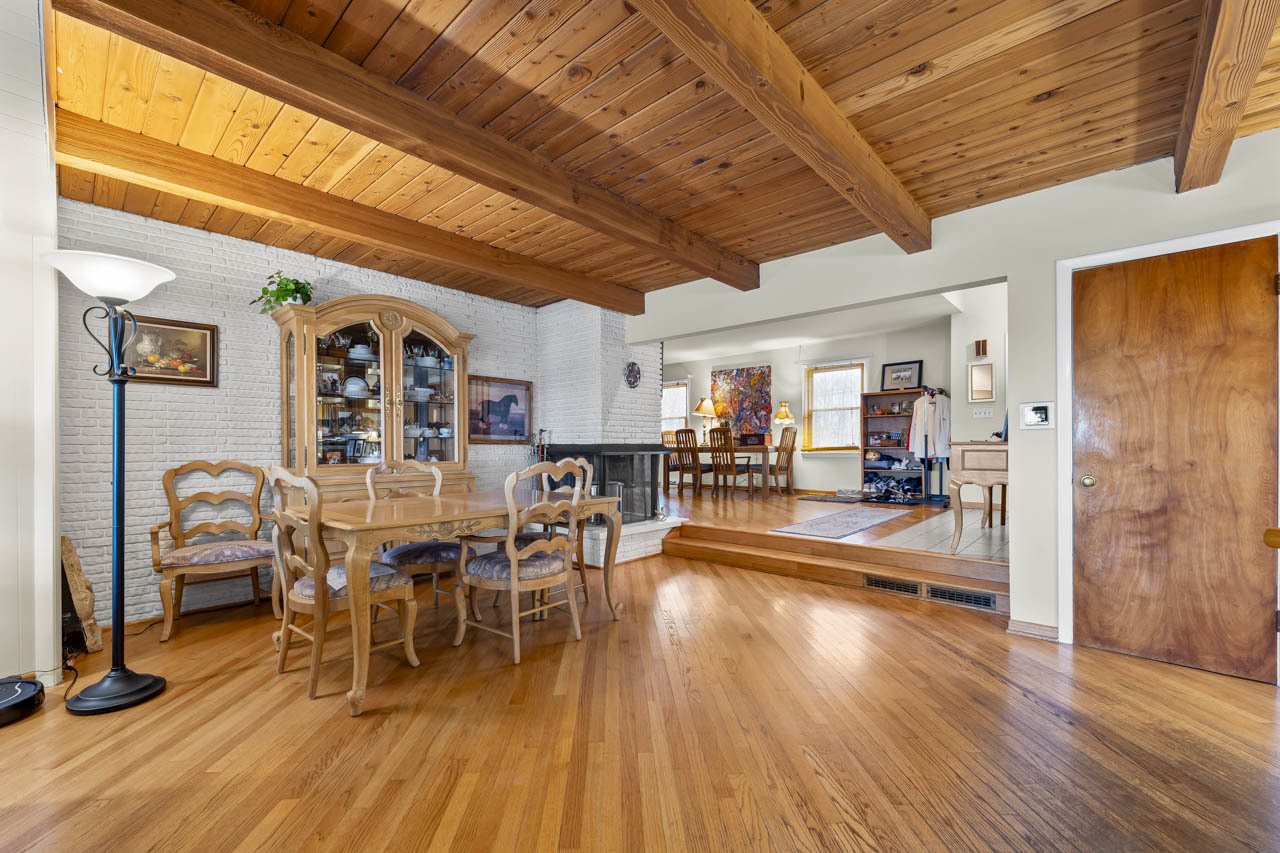 27052 W Lakeview Drive, Lake Barrington, IL 60084