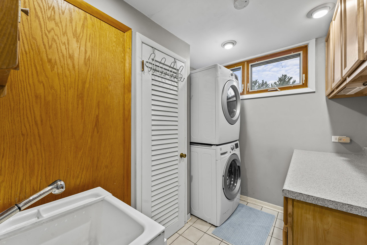 27052 W Lakeview Drive, Lake Barrington, IL 60084