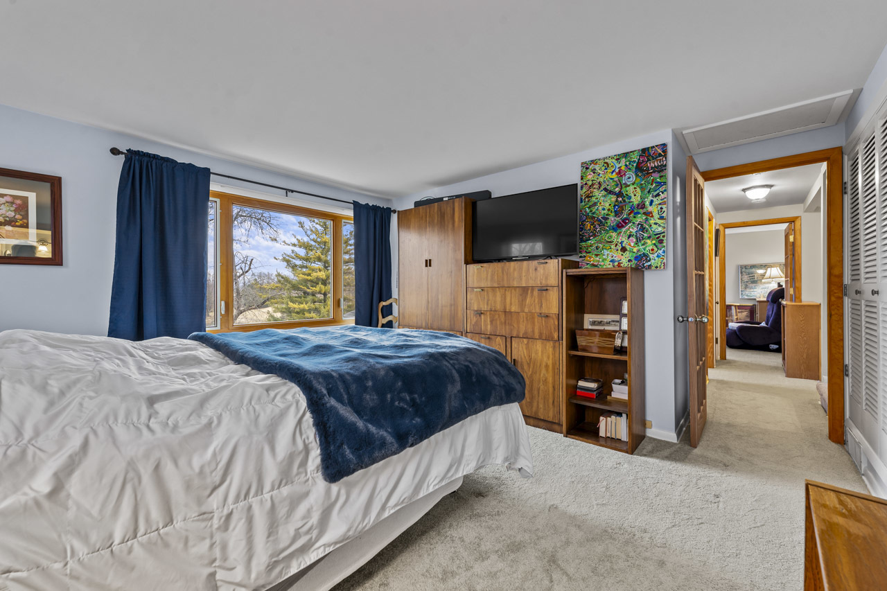 27052 W Lakeview Drive, Lake Barrington, IL 60084