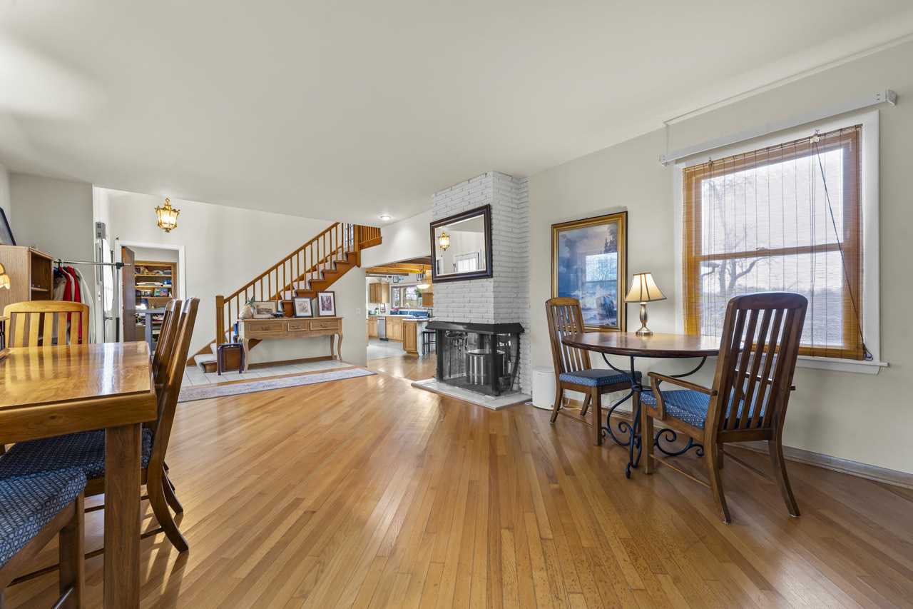 27052 W Lakeview Drive, Lake Barrington, IL 60084