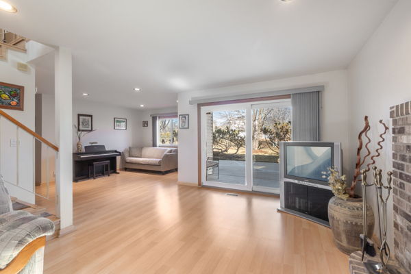 203 Albert Drive, Vernon Hills, IL 60061