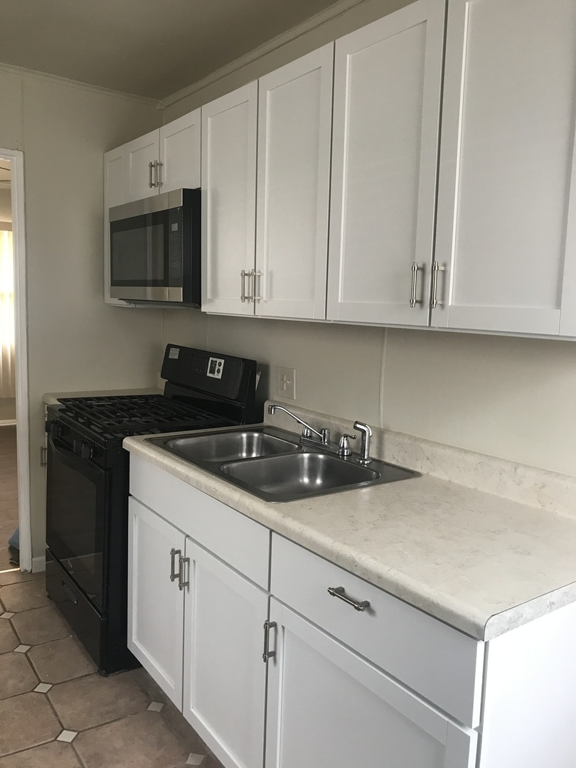 924 Pine Street, Waukegan, IL 60085