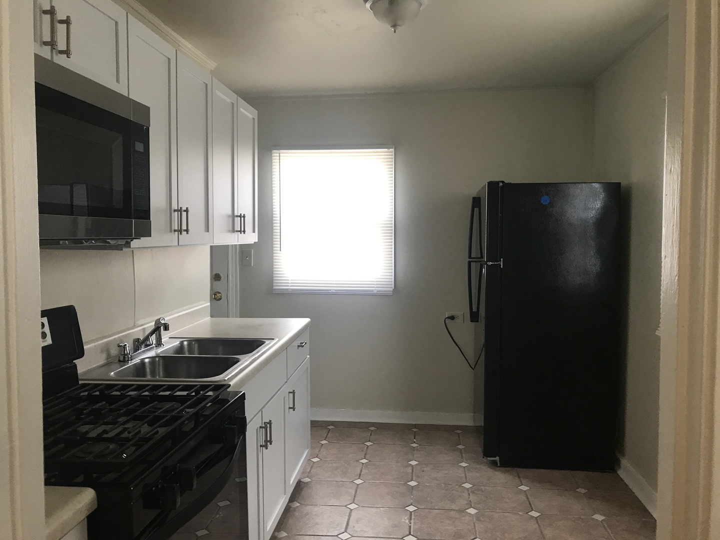 924 Pine Street, Waukegan, IL 60085