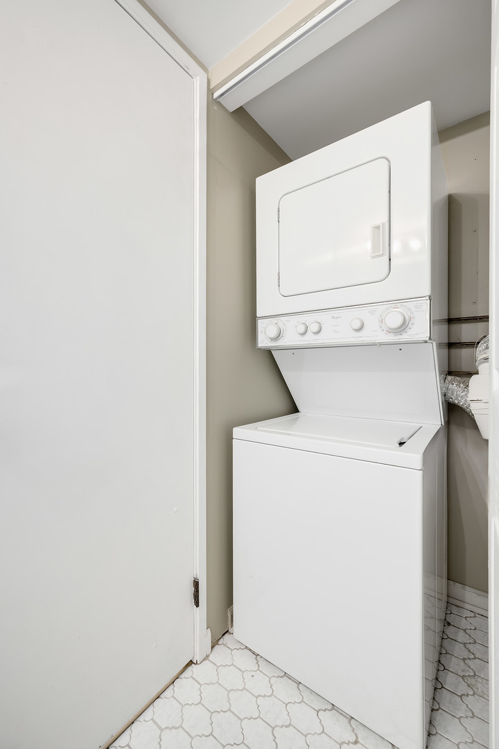 8025 WOODGLEN Lane #207, Downers Grove, IL 60516