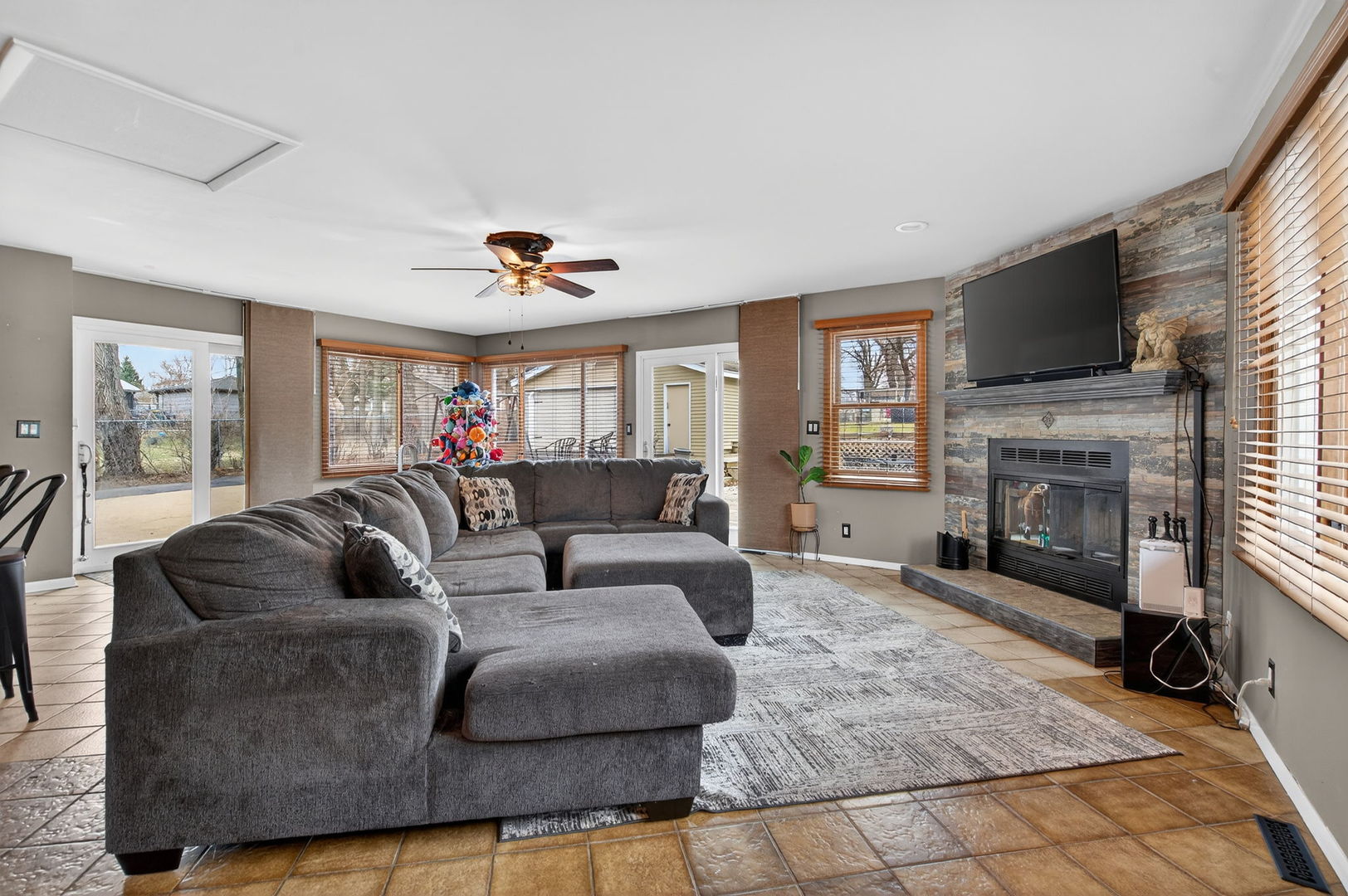 314 Plum Street, Lake In The Hills, IL 60156