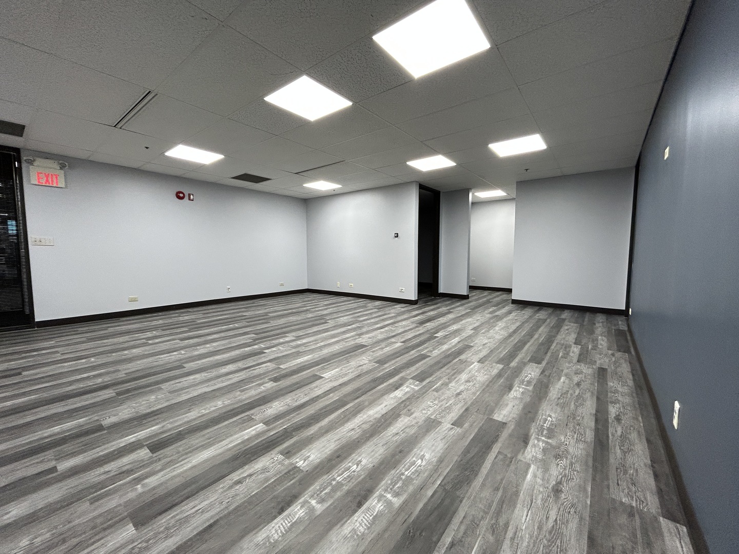 977 N OAKLAWN Avenue, Elmhurst, IL 60126