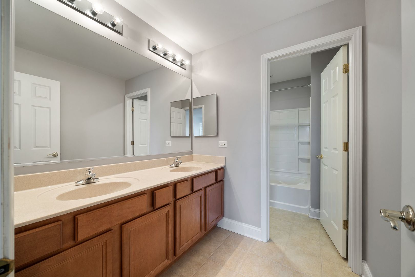 408 N White Deer Trail, Vernon Hills, IL 60061