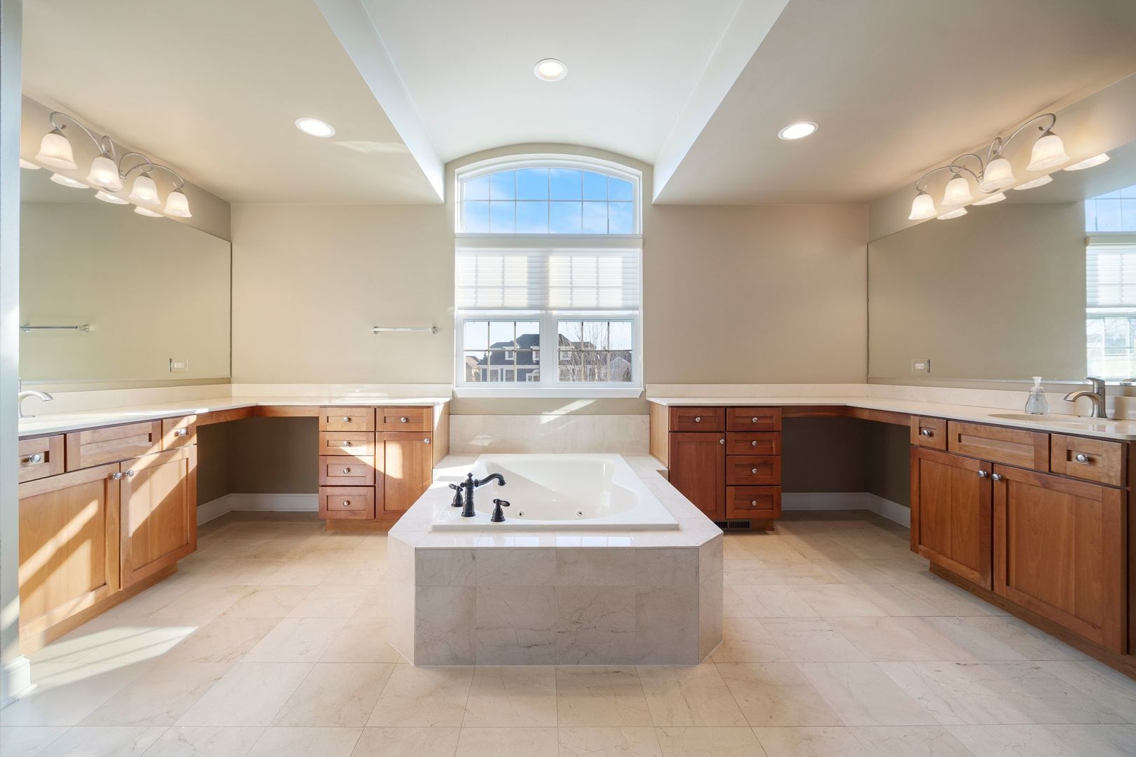 408 N White Deer Trail, Vernon Hills, IL 60061