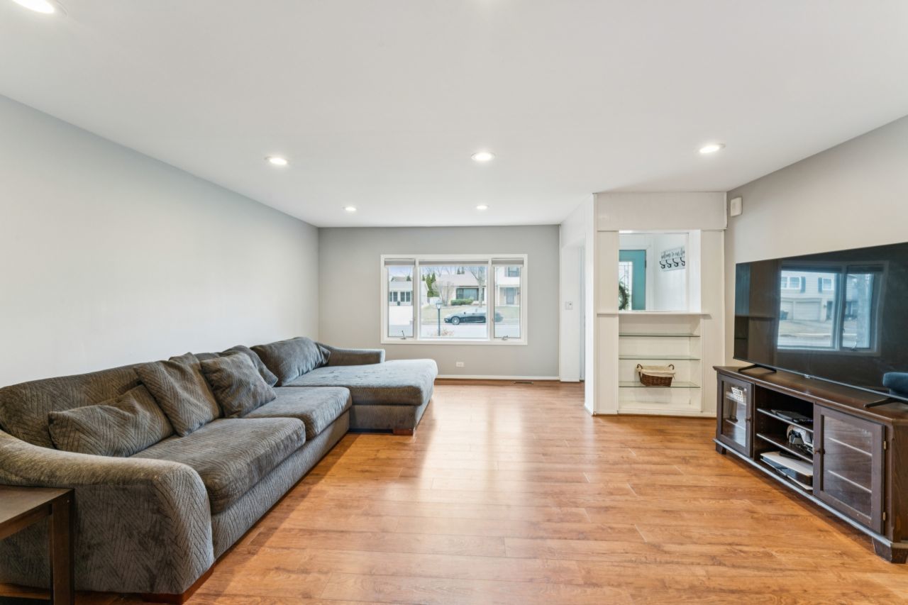 1520 Yorkshire Drive, Hanover Park, IL 60133