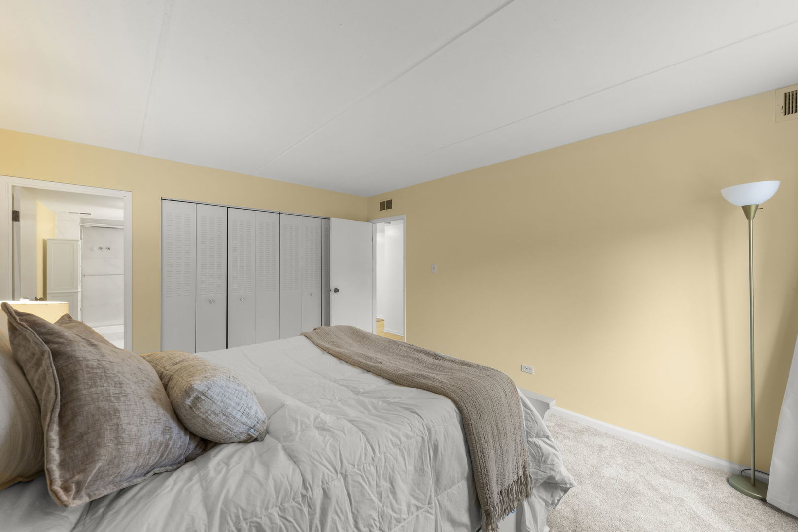 8000 WOODGLEN Lane #102, Downers Grove, IL 60516