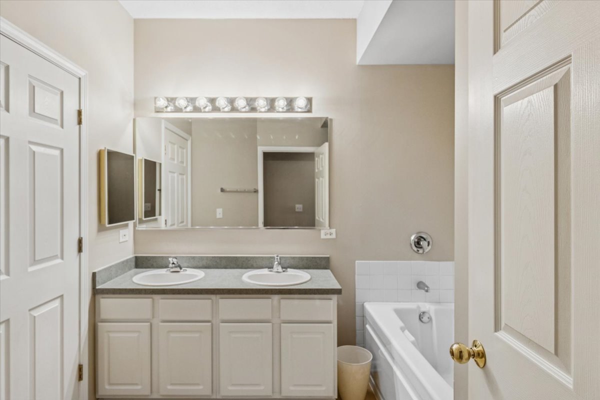 3100 Town Square Drive #308, Rolling Meadows, IL 60008